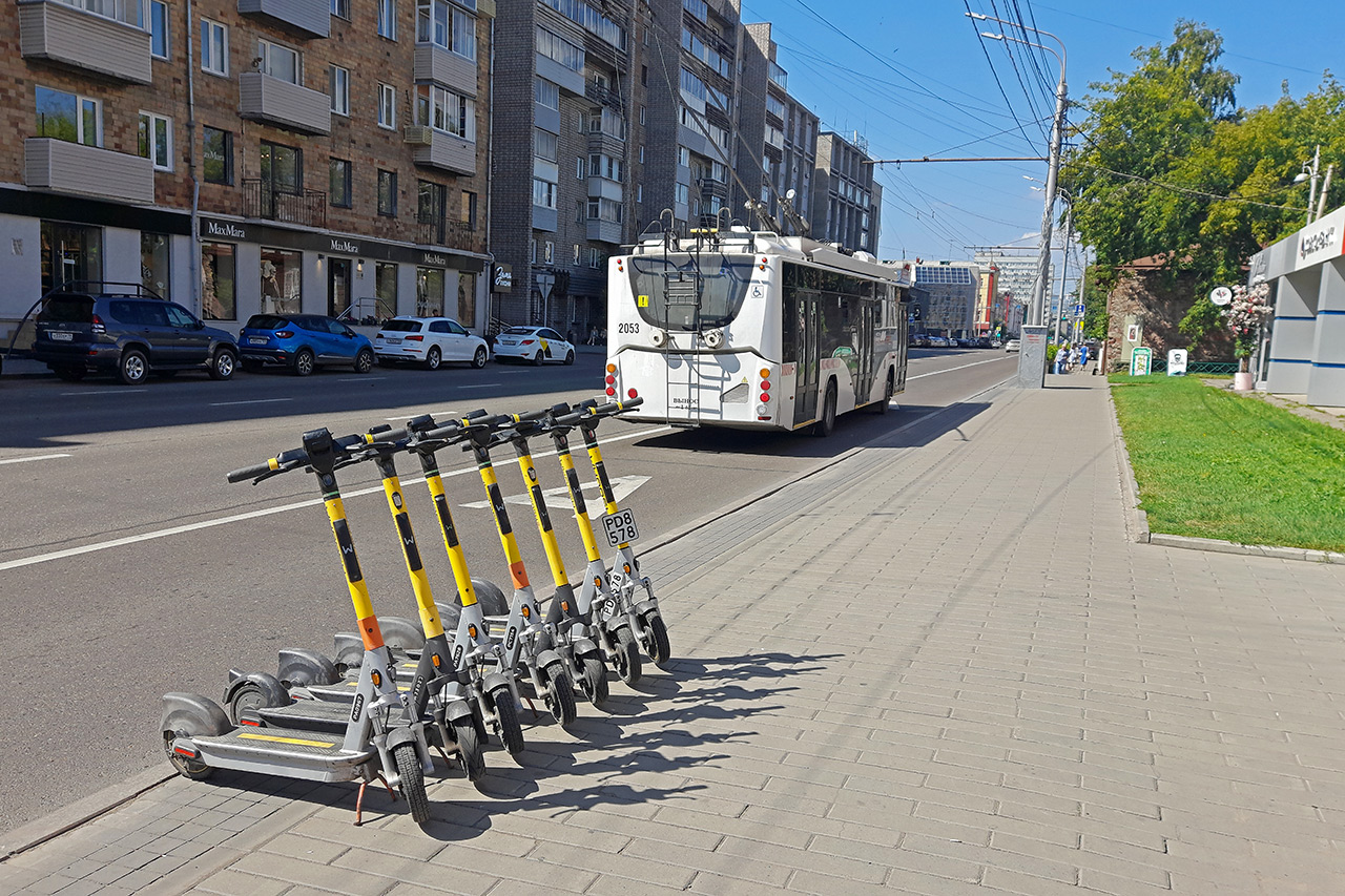 Электросамокаты на ул. Ленина в Красноярске