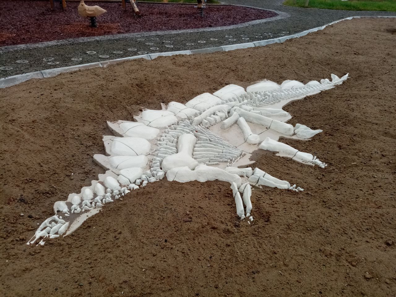 Песочница с динозавром на Татышева