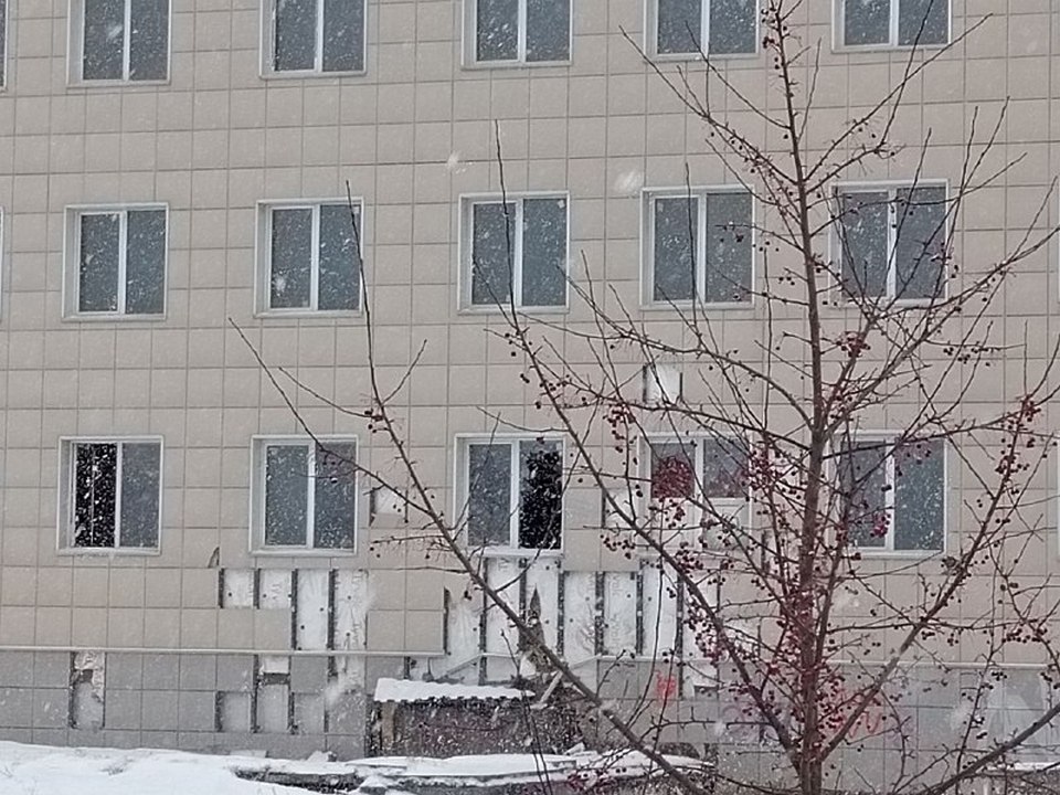Нормальное с виду здание уже лишилось части окон. Также страдает и фасад