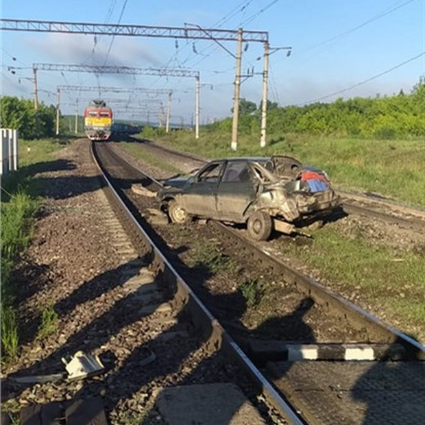 Водитель ВАЗа сбежал после столкновения с поездом на КрасЖД