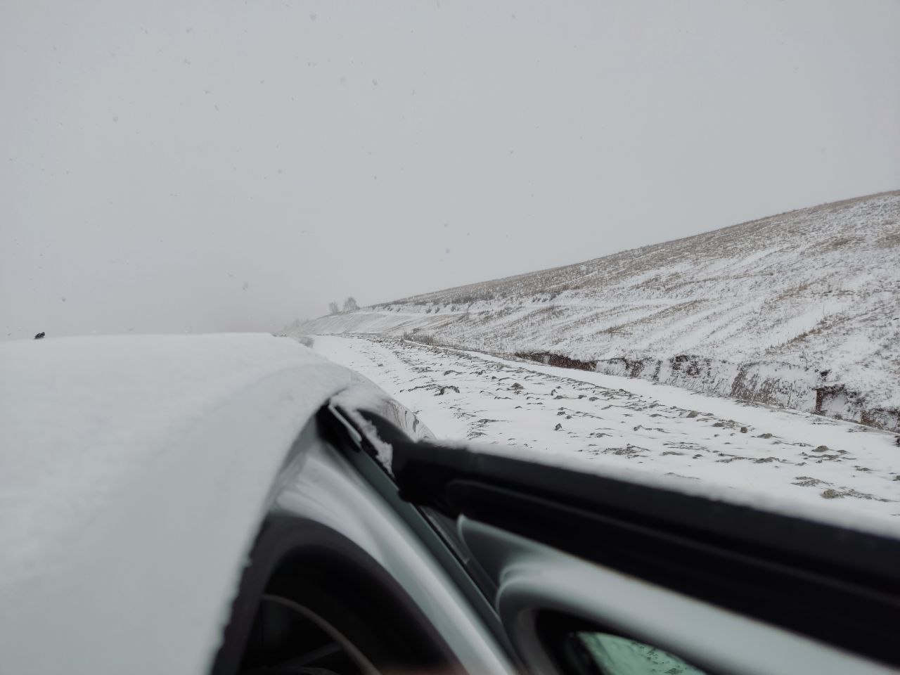 Дорога в аэропорт Краснорск тоже вся в снегу