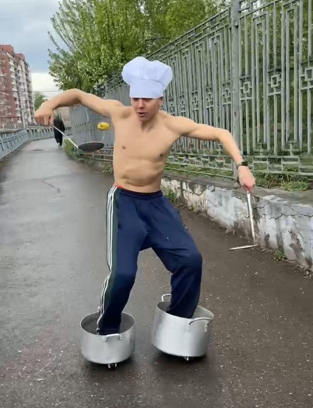 Красноярский роллер делает трюки на кастрюлях