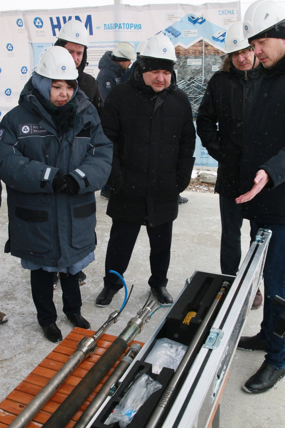 Директор Красноярского филиала ИБРАЭ РАН Дмитрий Озерский показывает оборудование, с помощью которого ученые проводят мультипакерные исследования скважин