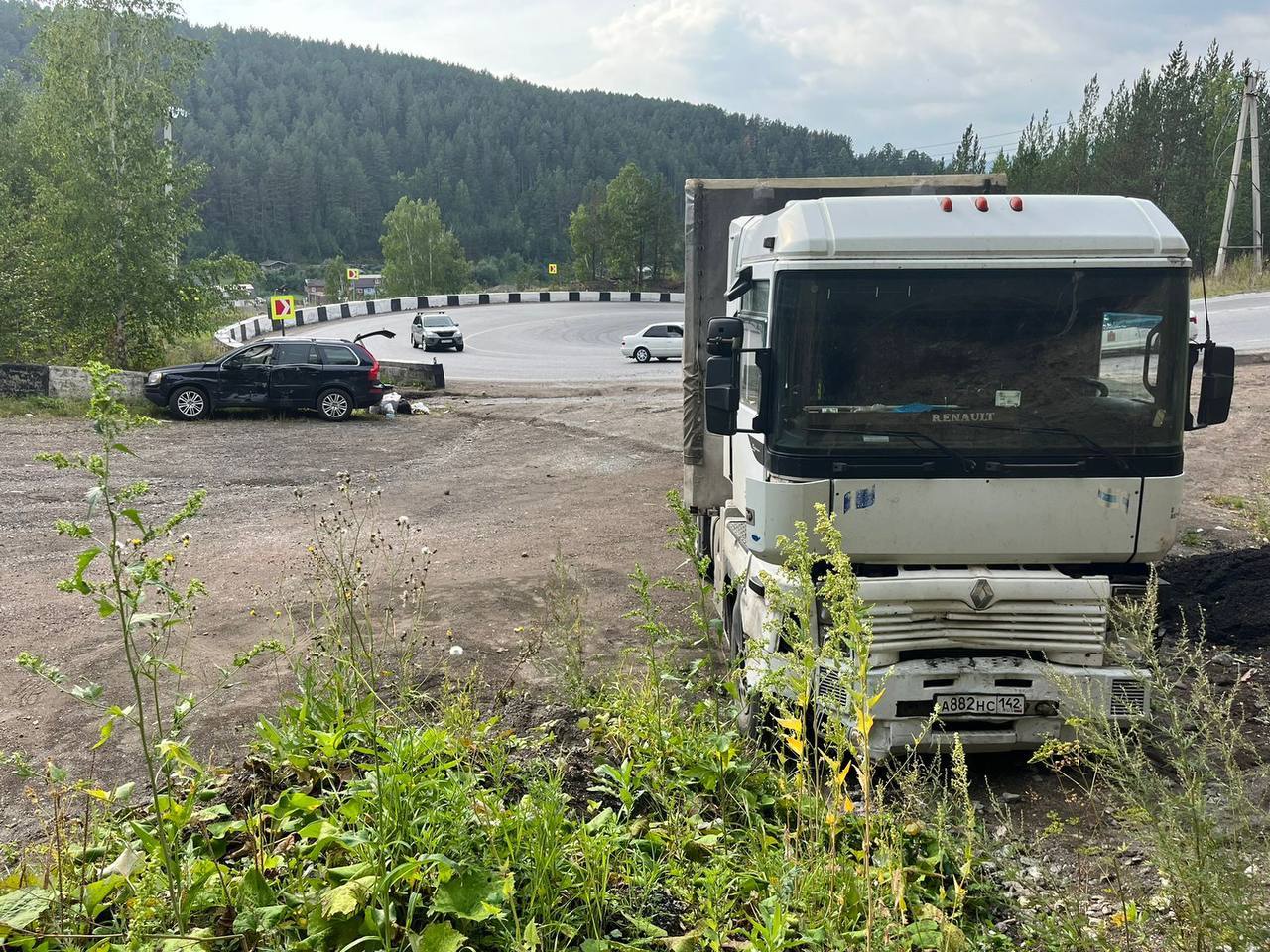 В легковой иномарке пострадали четыре человека. Пятым пострадавшим стал сам водитель грузовика