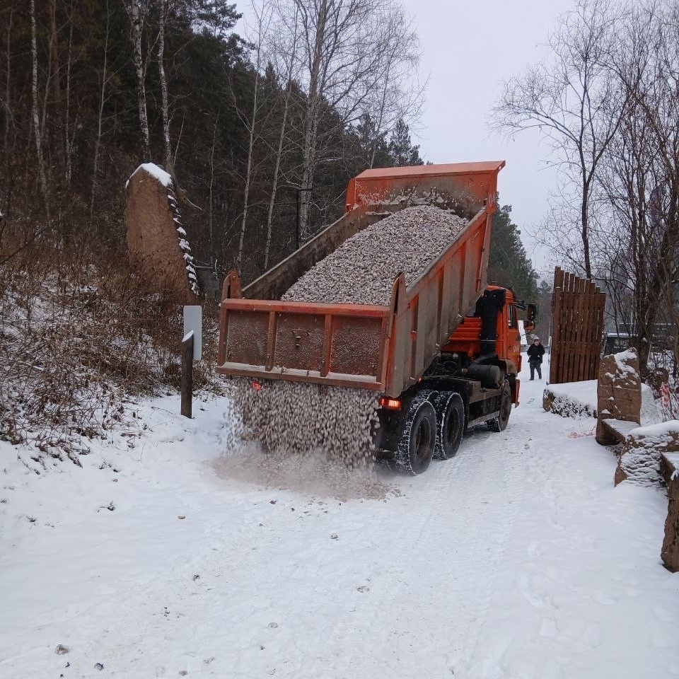 На Столбах отремонтировали дорогу через ручей Моховой