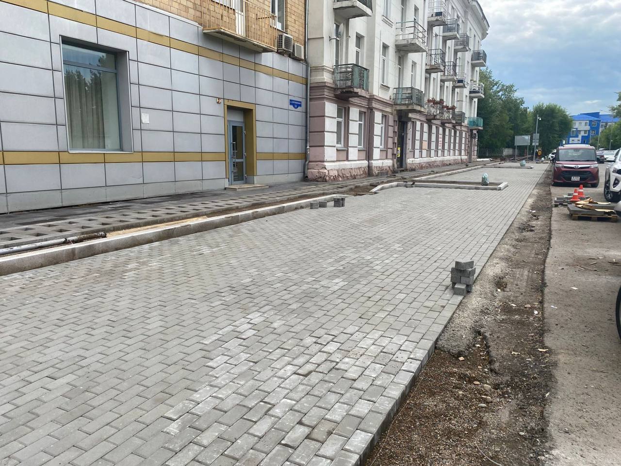 Тротуары центра Красноярска обрамят гранитом