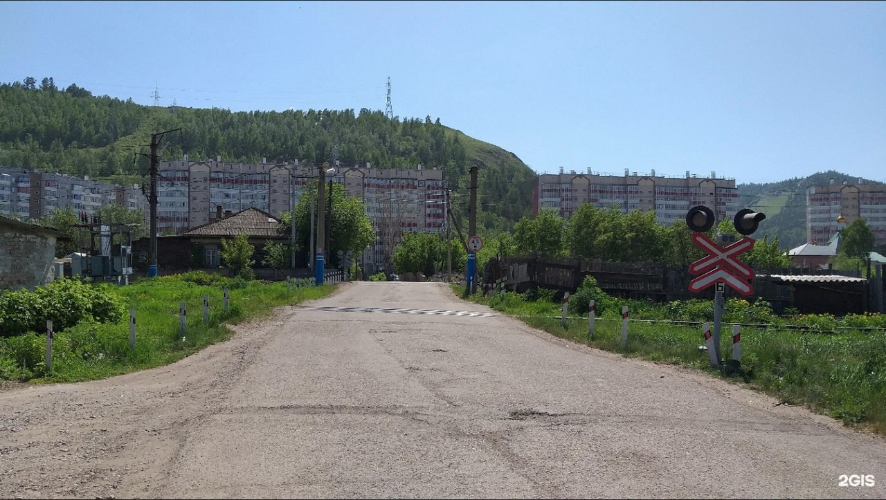 Железнодорожный переезд на переулке Уральский