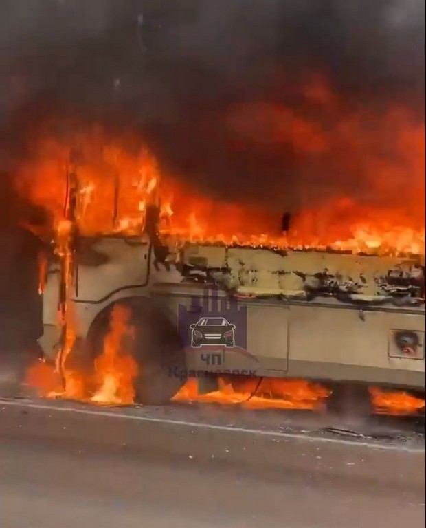 Маршрутка горит на Октябрьском мосту