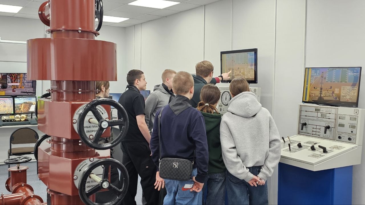 Дети на экскурсии в техникуме