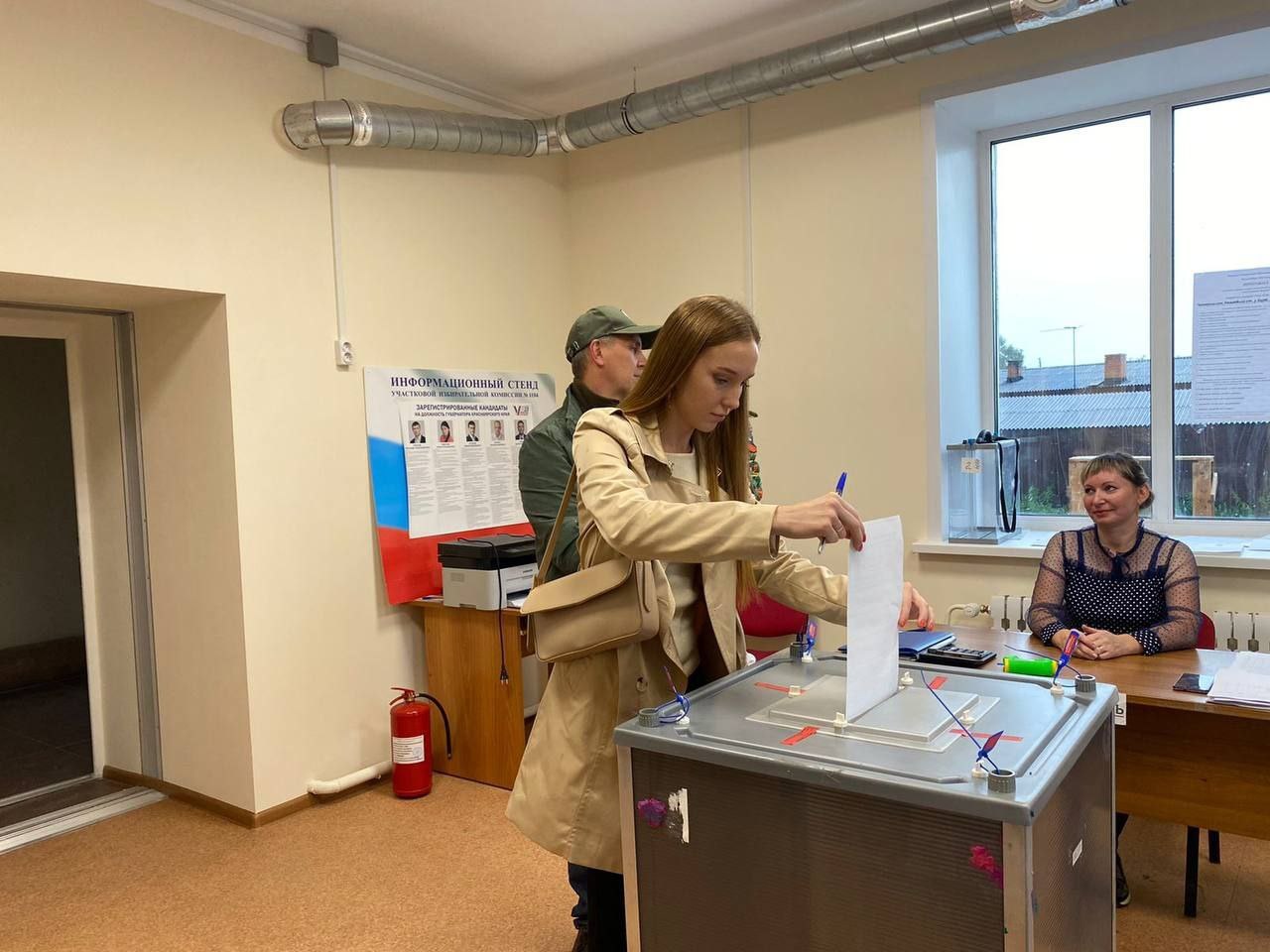 Спикер ЗС Алексей Додатко с семьей на избирательном участке