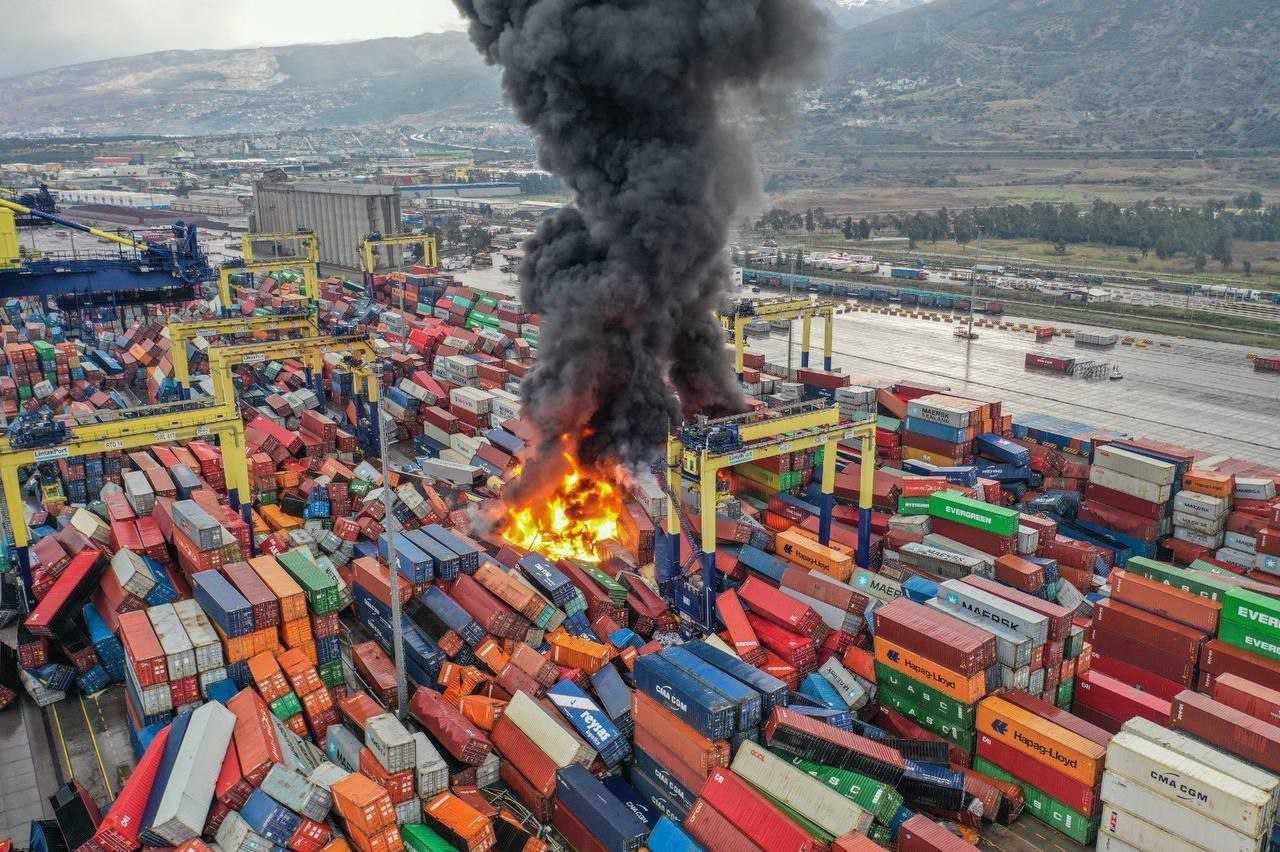 порту Искендерун в Турции после землетрясения, пламя быстро распространяется среди сотен грузовых контейнеров