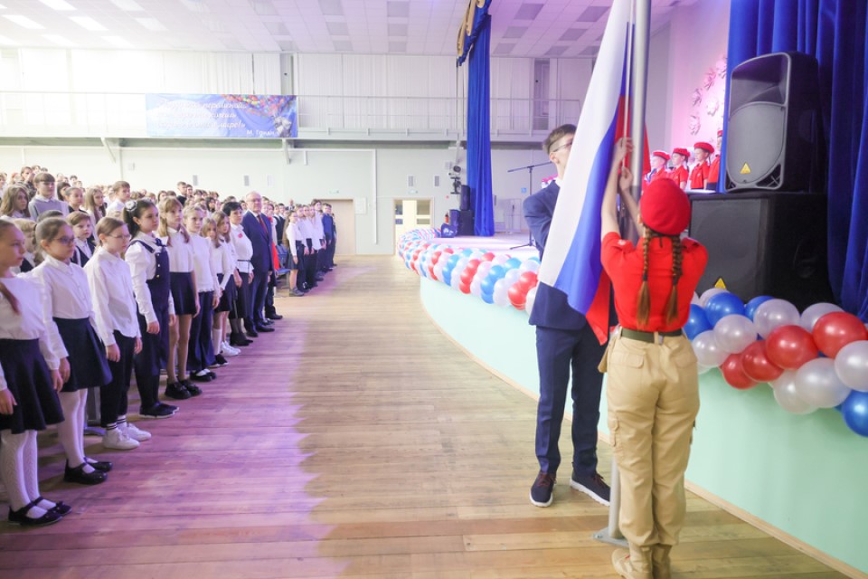 Поднятие флага в школе Красноярска