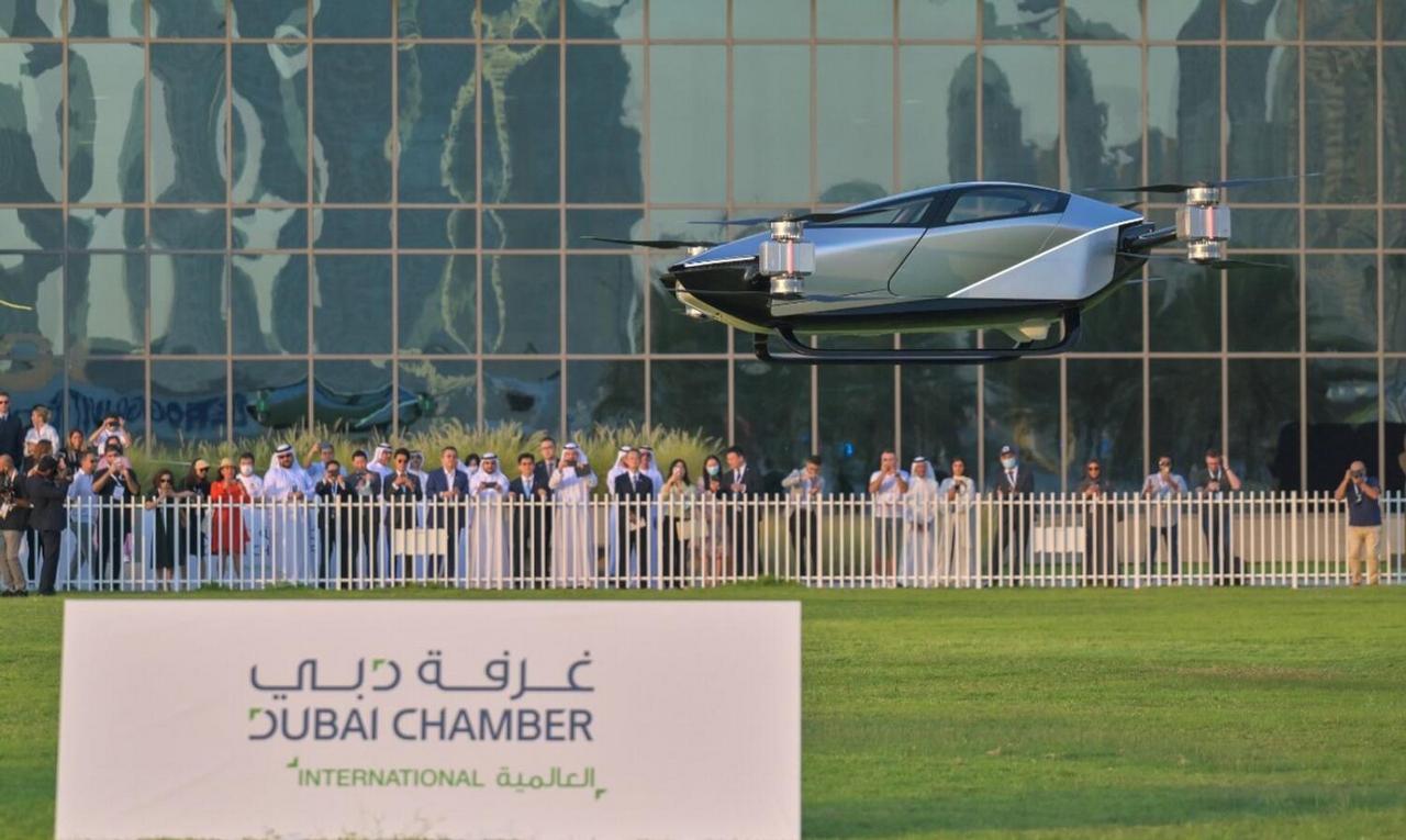 Летающий автомобиль над Дубаем
