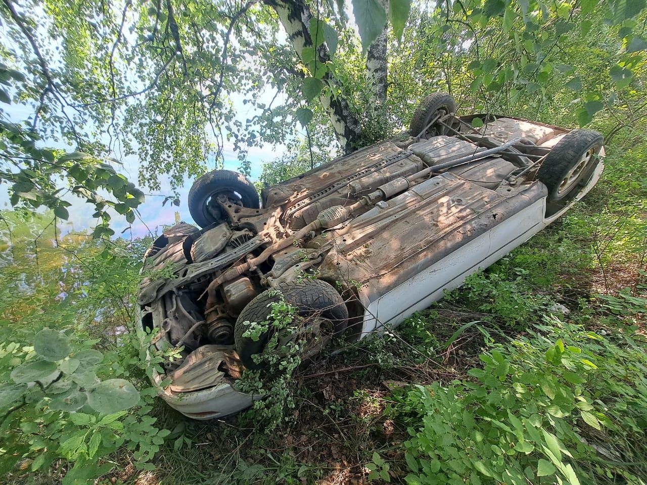 Машина повисла на березе над обрывом после ДТП в Красноярском крае