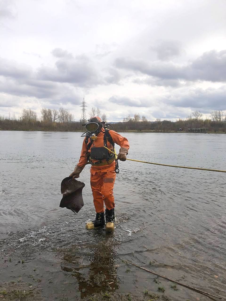 Водолазы обследуют подводные трубопроводы в Енисее