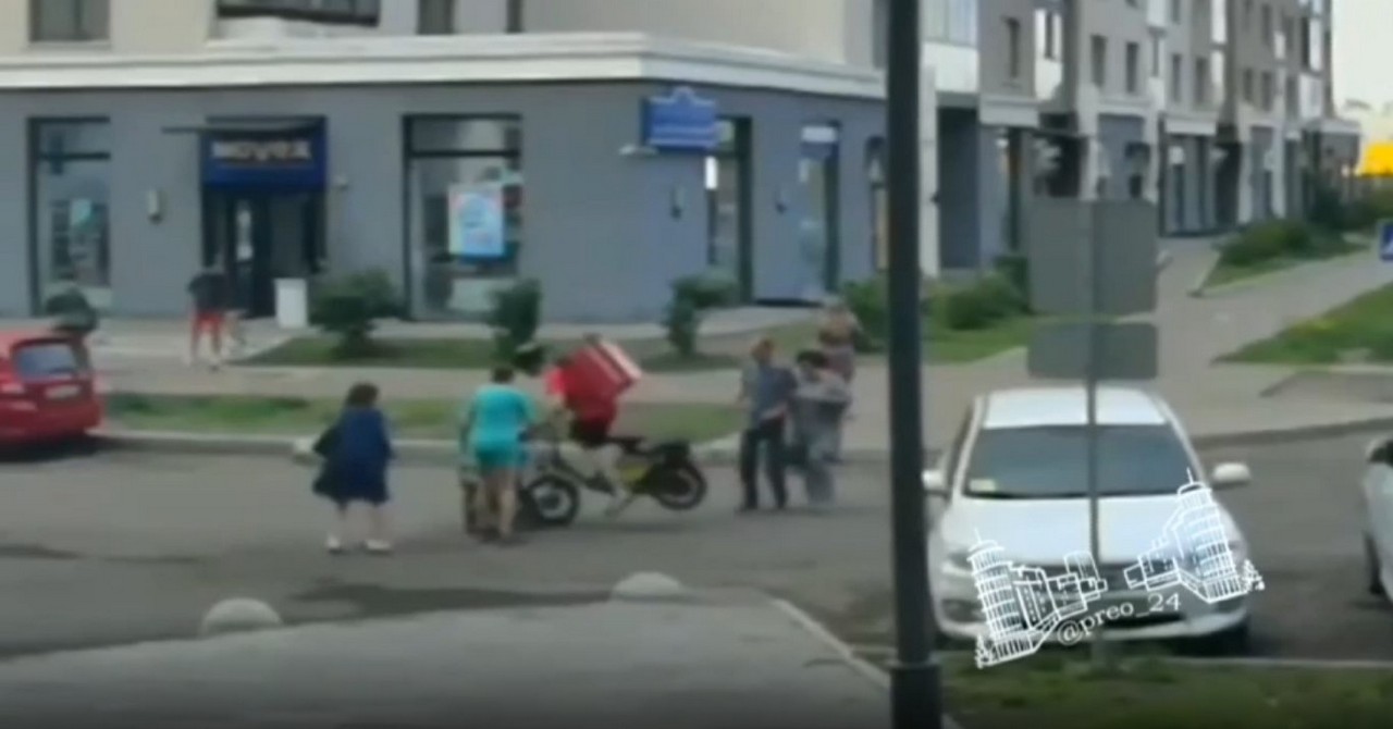 Коляску и ребенка удалось удержать от падения на асфальт