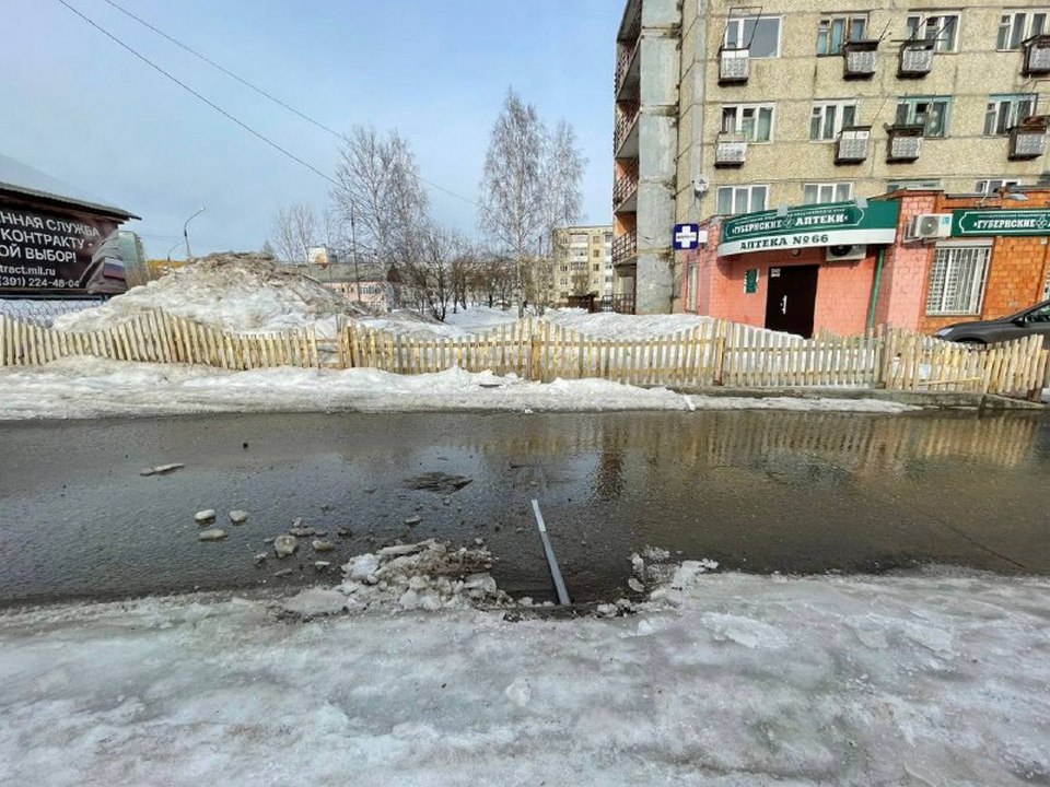Проверка асфальта во дворе после укладки