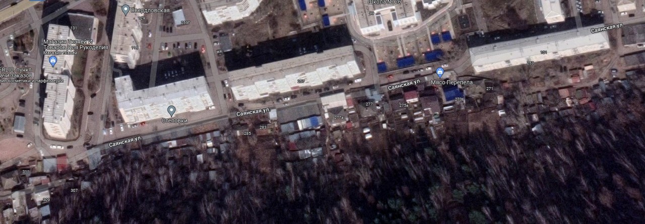 На спутниковом снимке видно, что вся улица Саянская застроена сараями и теплицами