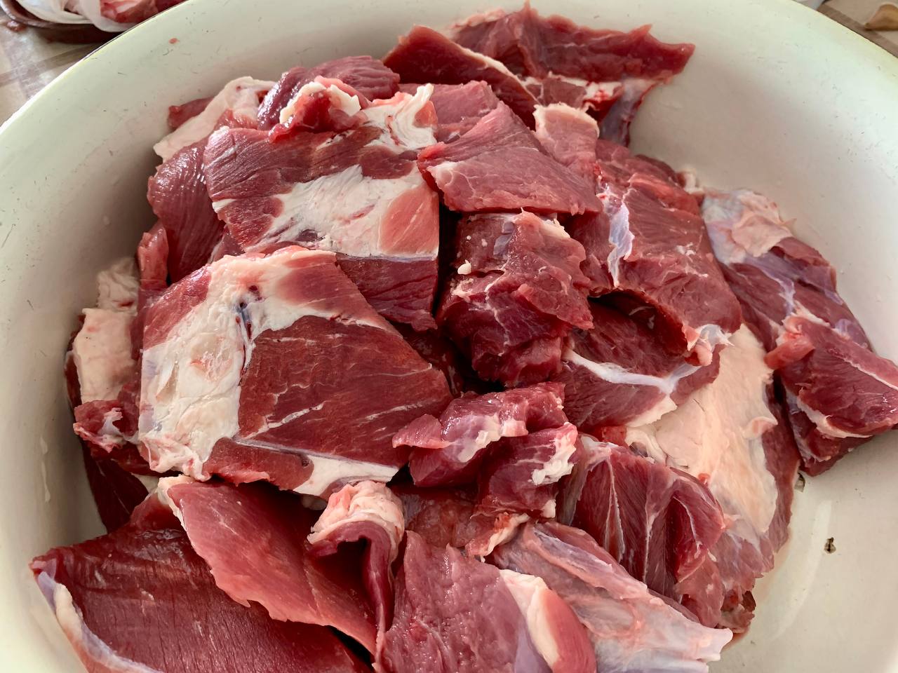 Нарезанное кусками мясо