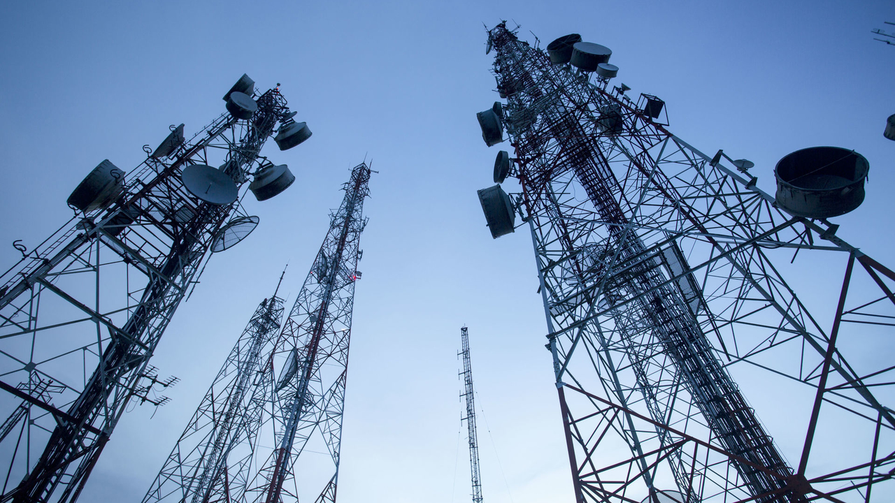 Сотовой связью и интернетом обеспечат 66 поселков края