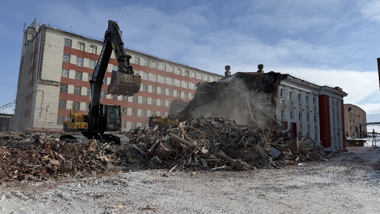 снос старого здания в Норильске 