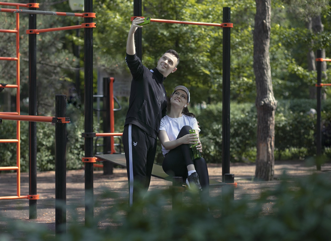 Люди со смартфоном