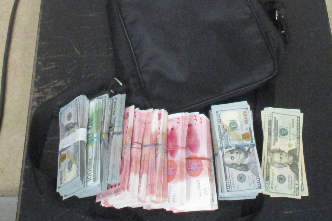 Контрабандист пытался вывезти 65 тысяч долларов из Красноярска в Китай