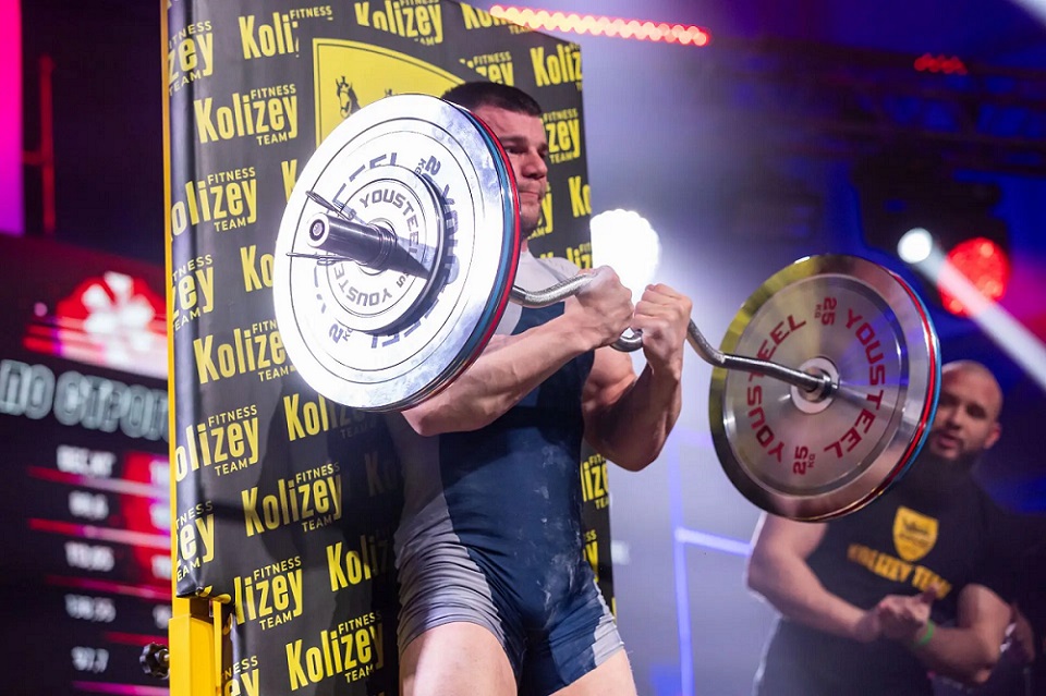 Спортсмен со штангой