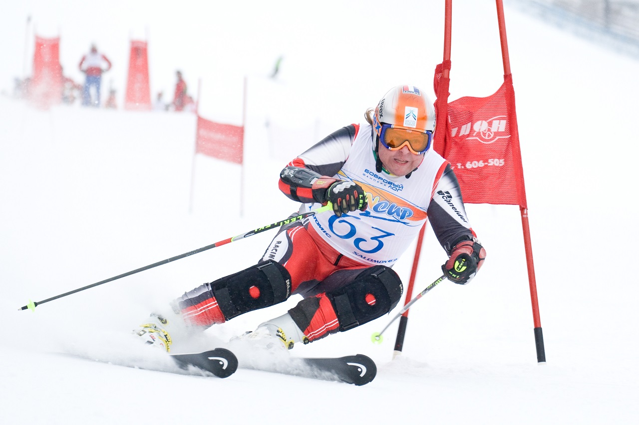 Лыжник на трассе