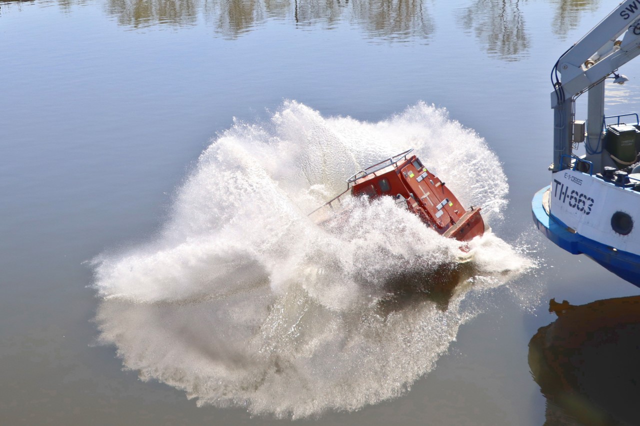 Спуск шлюпки на воду