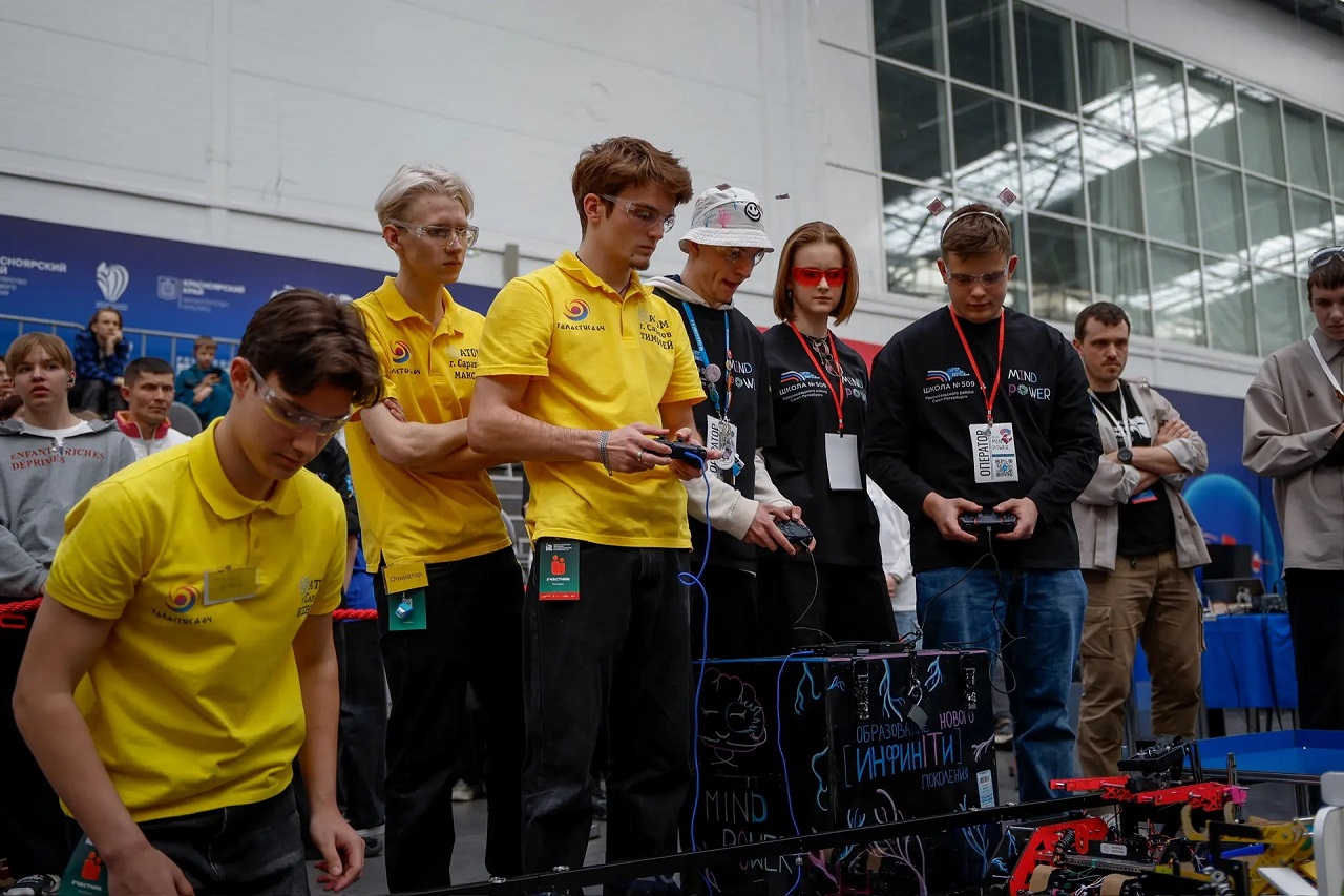 Участники чемпионата по робототехнике