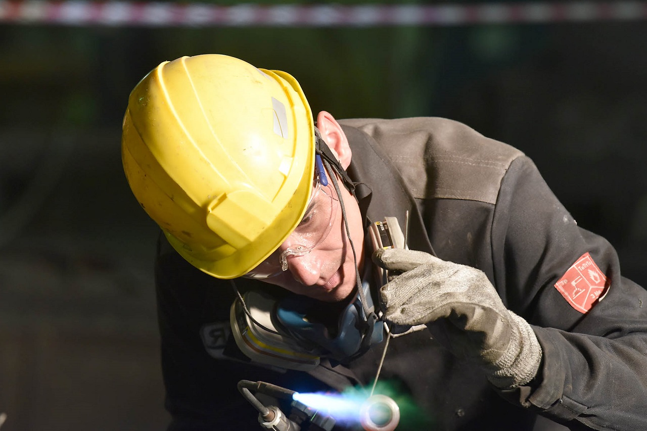 Рабочий на заводе