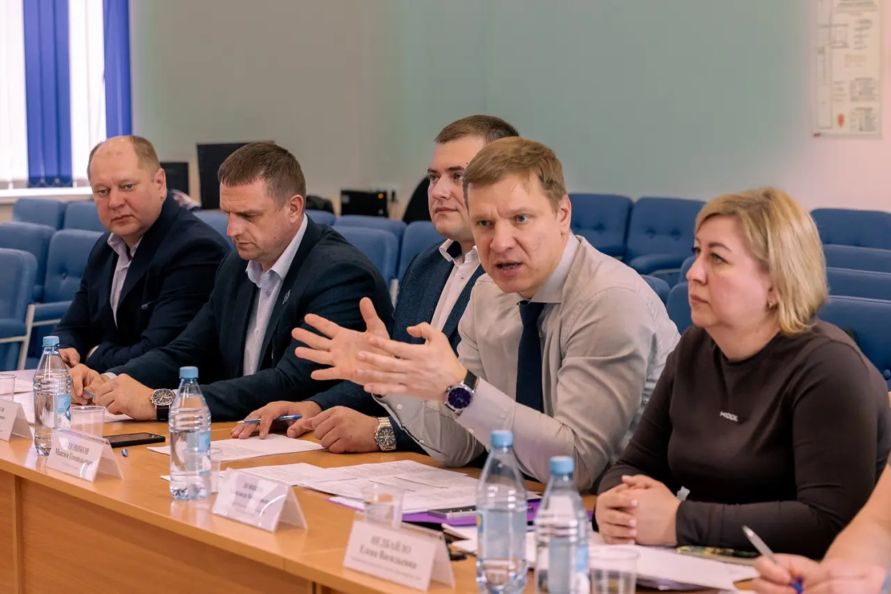 Депутат Александр Новиков, заседание комитета