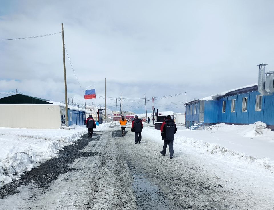 Работники в вахтовом поселке