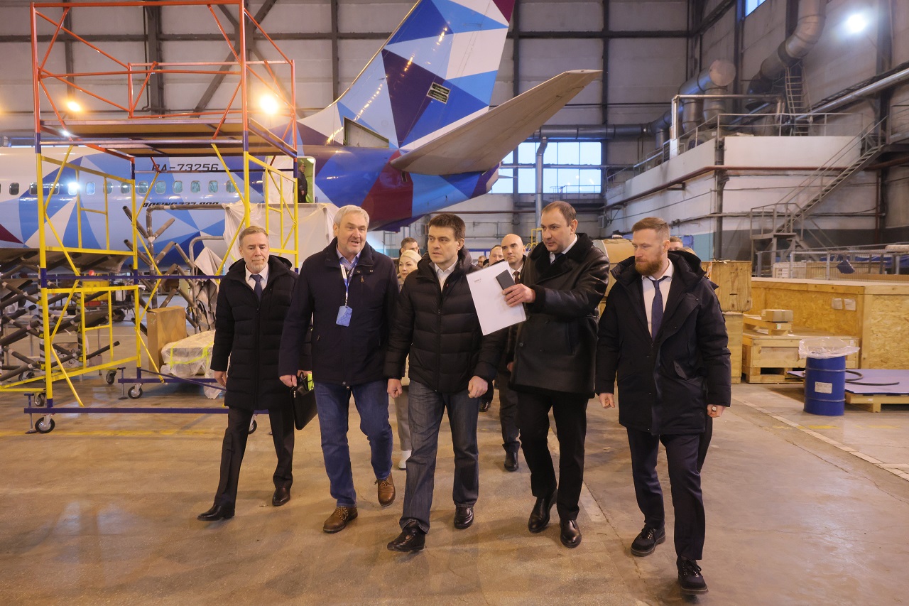 Делегация в цеху аэропорта