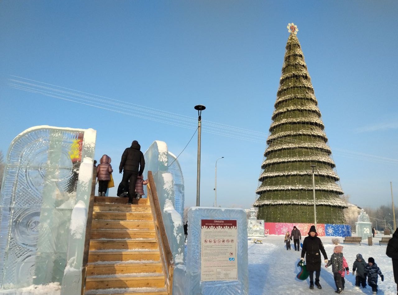 Елка в сквере Космонавтов