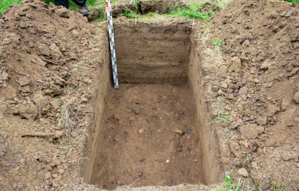 Шурф на Татышевом в районе моста