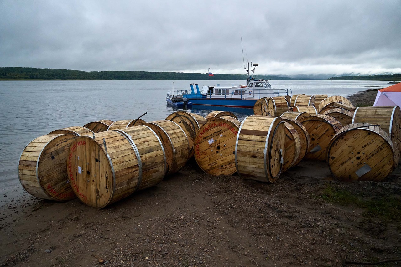Катушки с оптическим кабелем были доставлены по Енисею