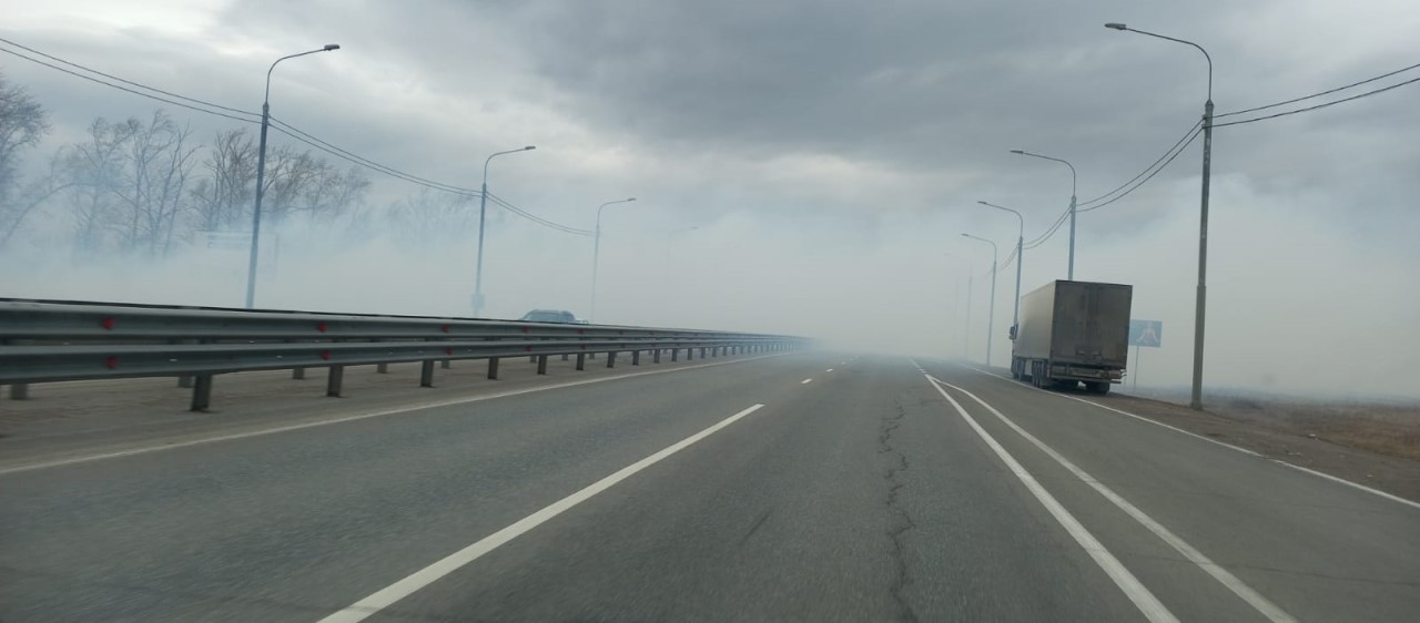 Трассу под Красноярском заволокло дымом от горящих полей