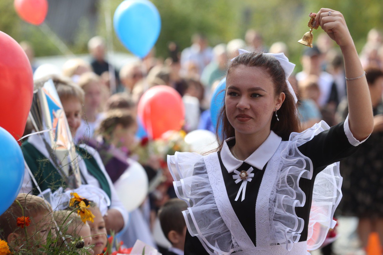 школьница, одиннадцатиклассница, первый звонок