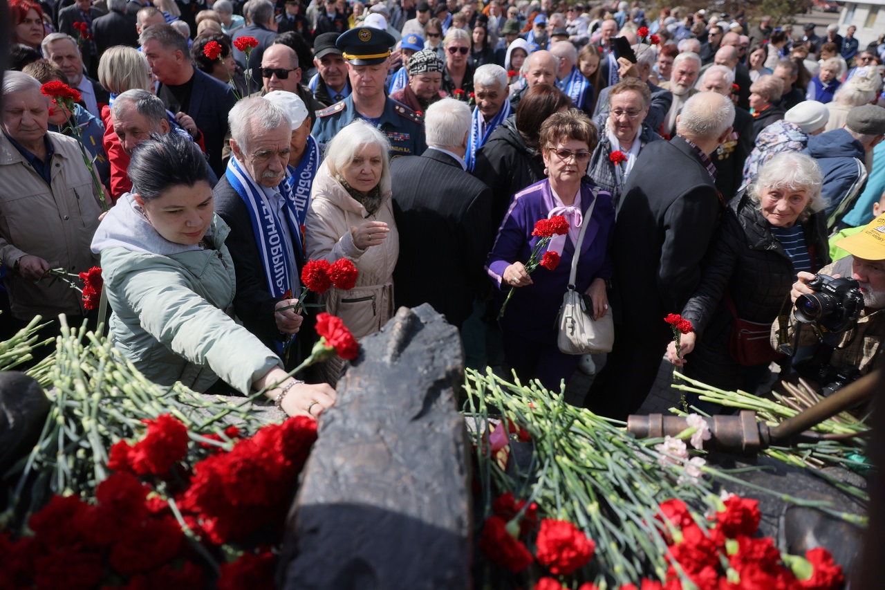 Возложение цветов к памятнику чернобыльцам