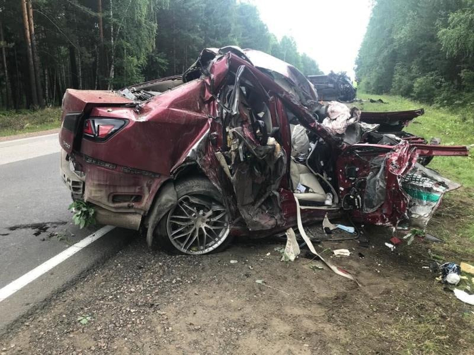 В столкновении Lexus с фургоном погибла пассажирка