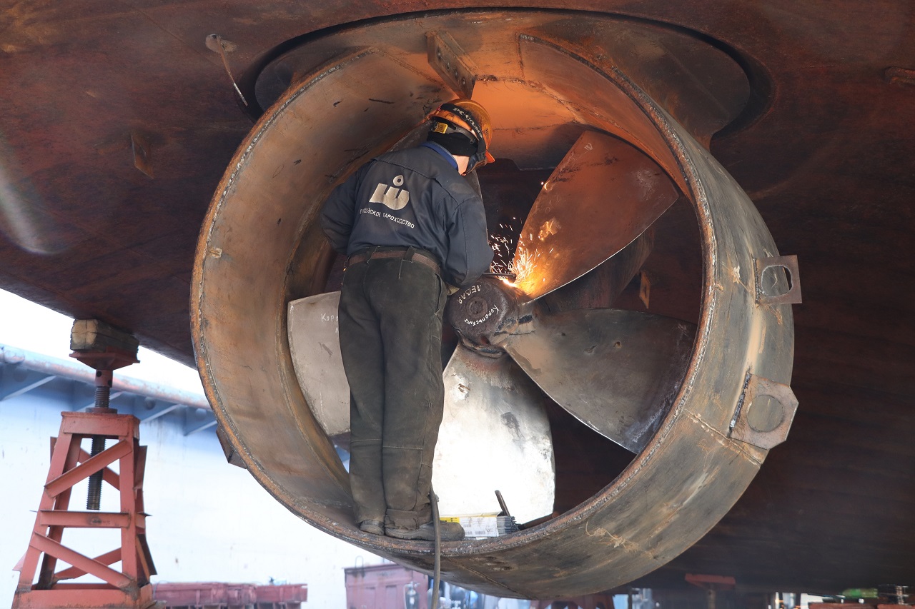 Работа судоремонтников в затоне