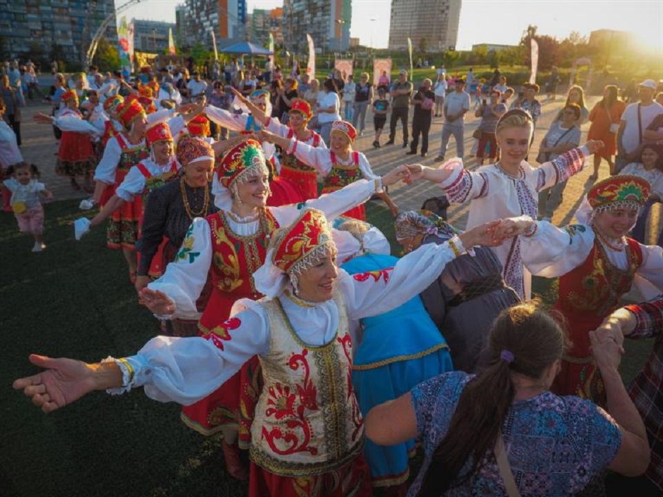 Выступление артистов, хоровод дружбы