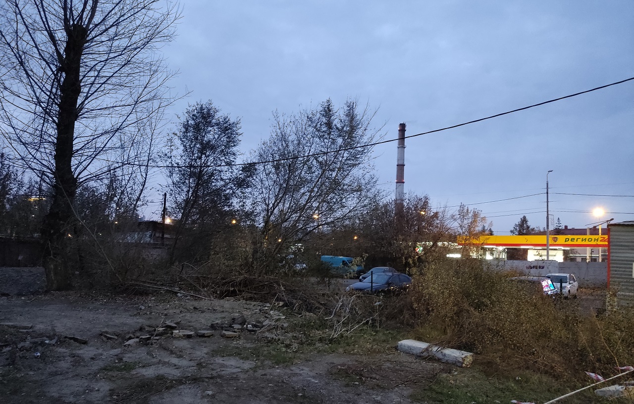 Пустырь с автостоянкой на Ленина