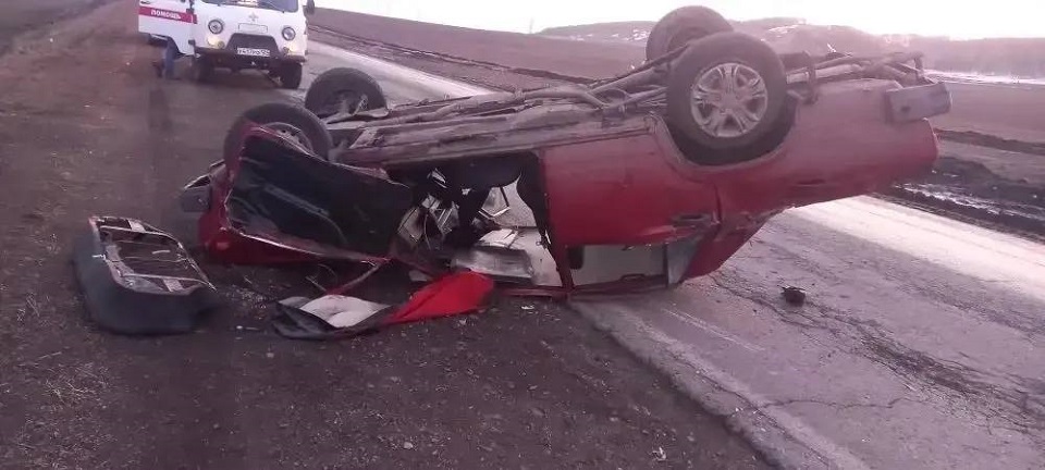 ВАЗ перевернулся на дороге