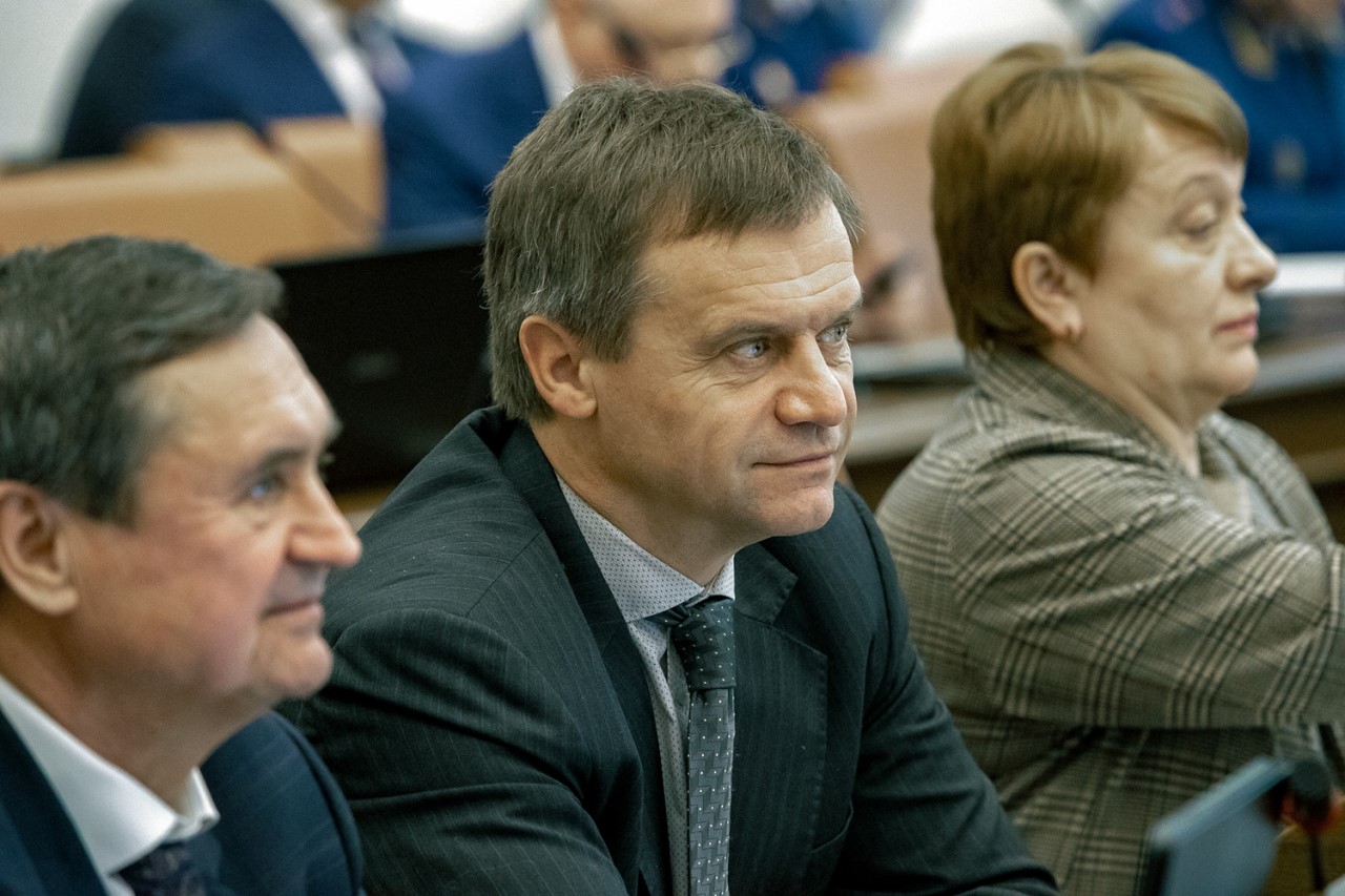 Депутат Виталий Дроздов и его коллеги