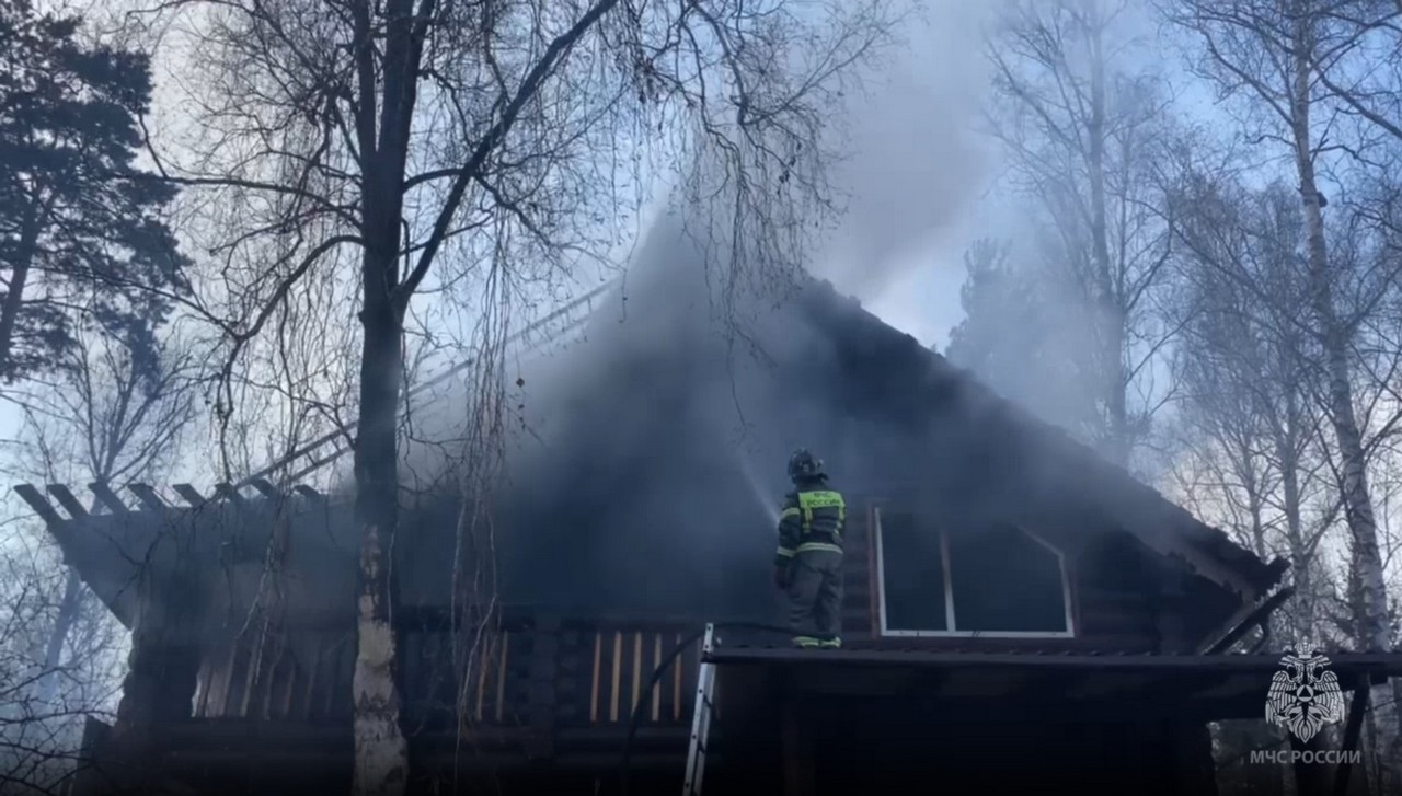 Пожарные тушат дом в СНТ
