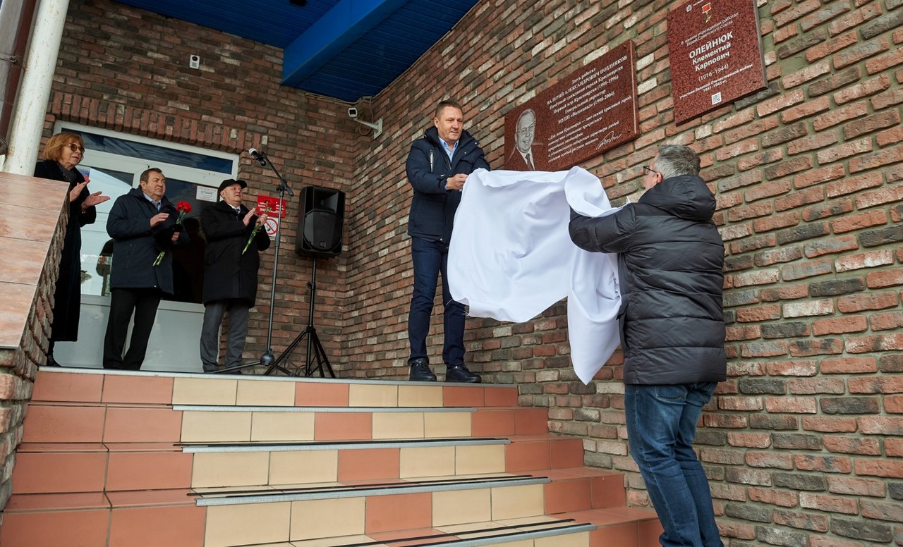 14 марта в Красноярске торжественно открыли мемориальную доску в честь Валерия Александровича Позднякова, почетного гражданина города и первого мэра столицы региона