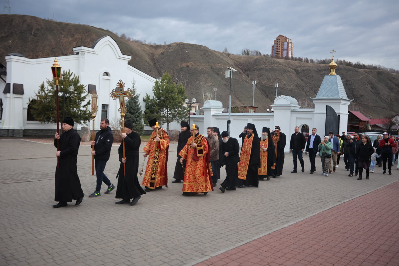 В Красноярске Благодатный огонь доставили также в Свято-Успенский мужской монастырь